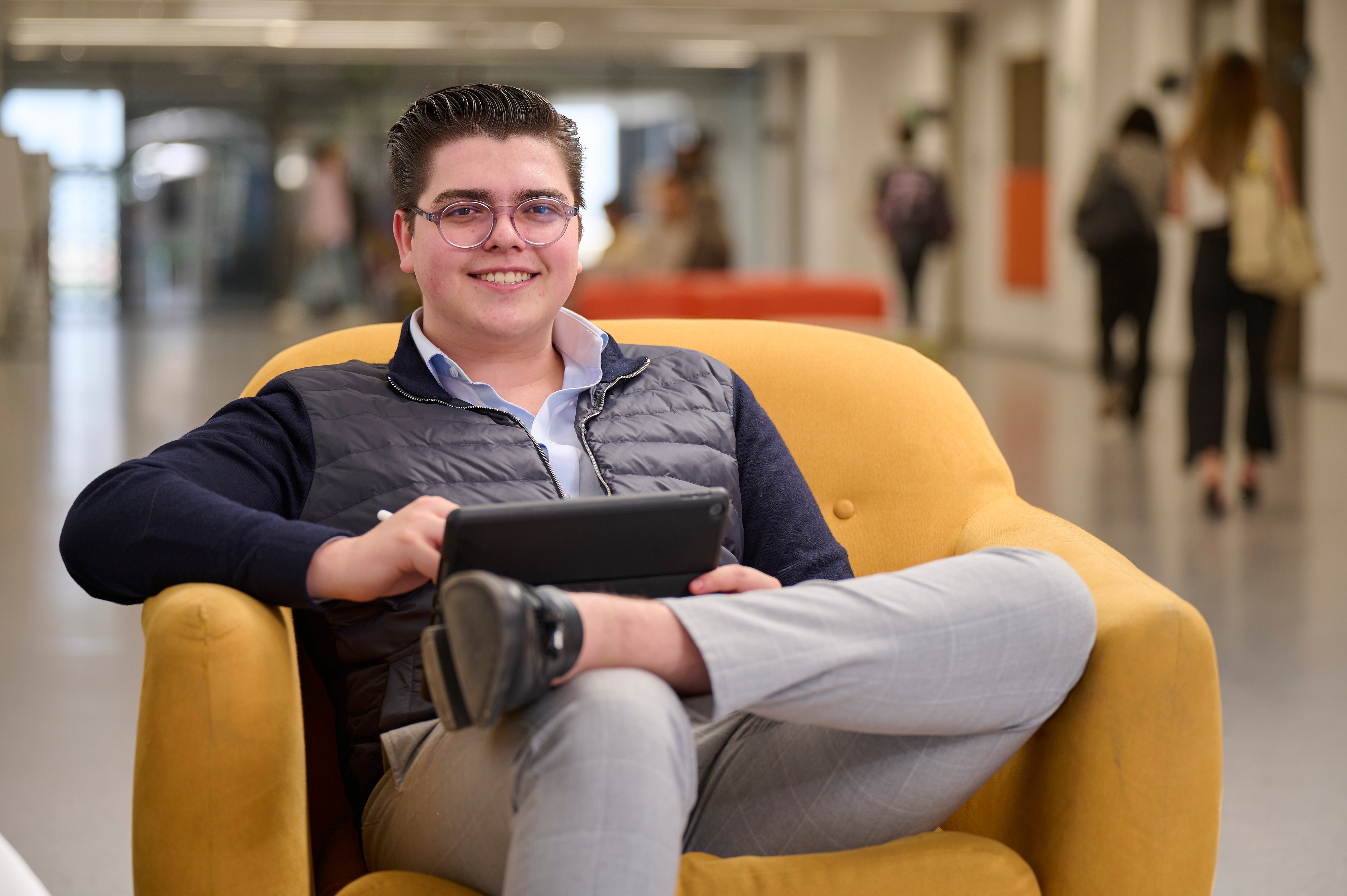 Contenidos alineados a los desafíos reales del entorno profesional y empresarial.