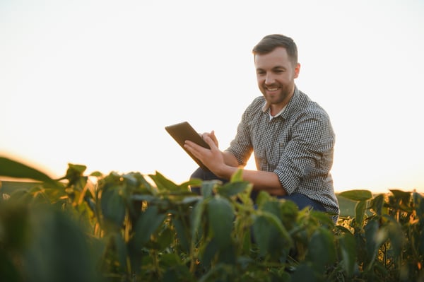 joven-agricultor-en-campos-de-soja
